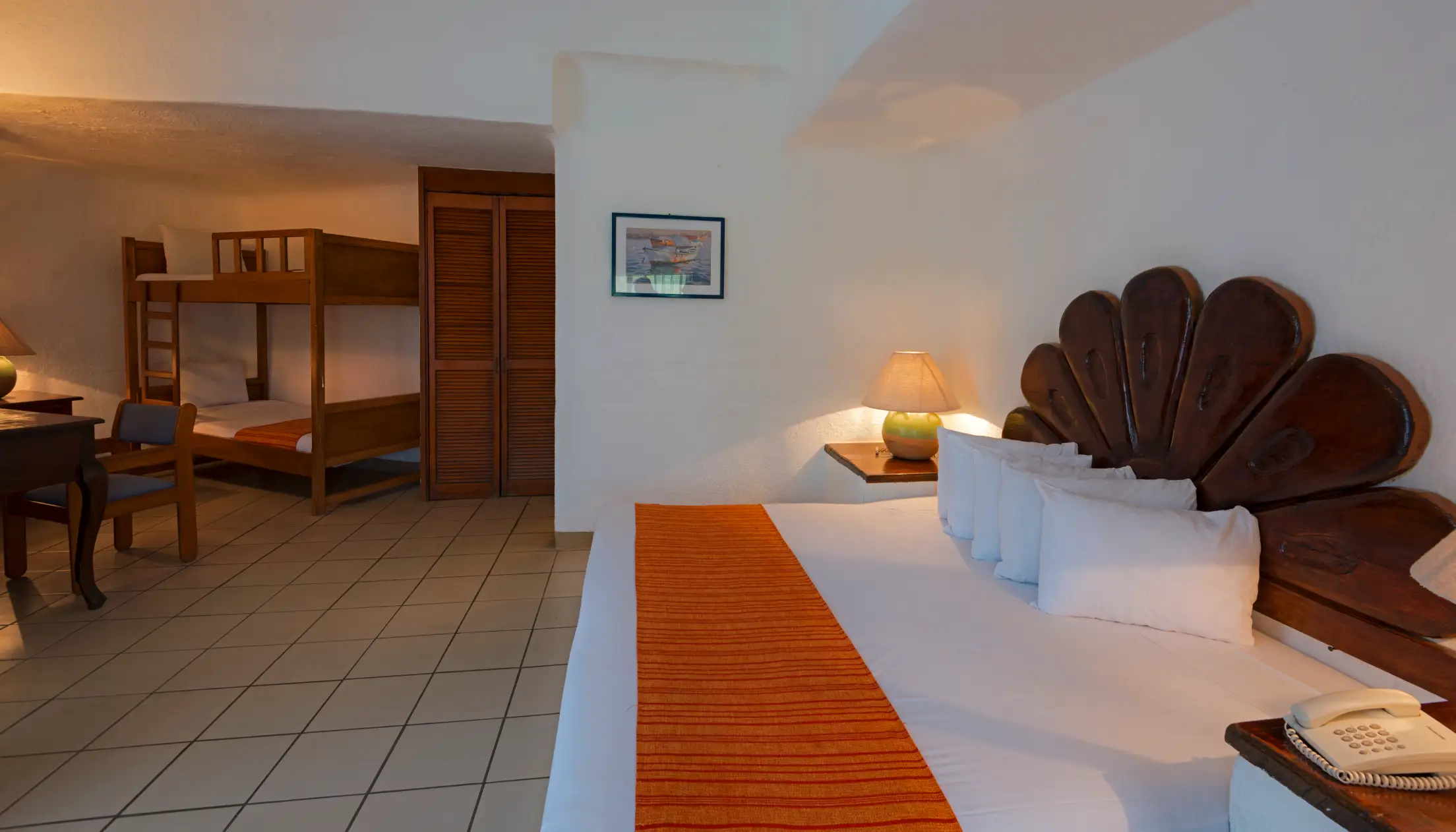 Habitación familiar con cama king y litera